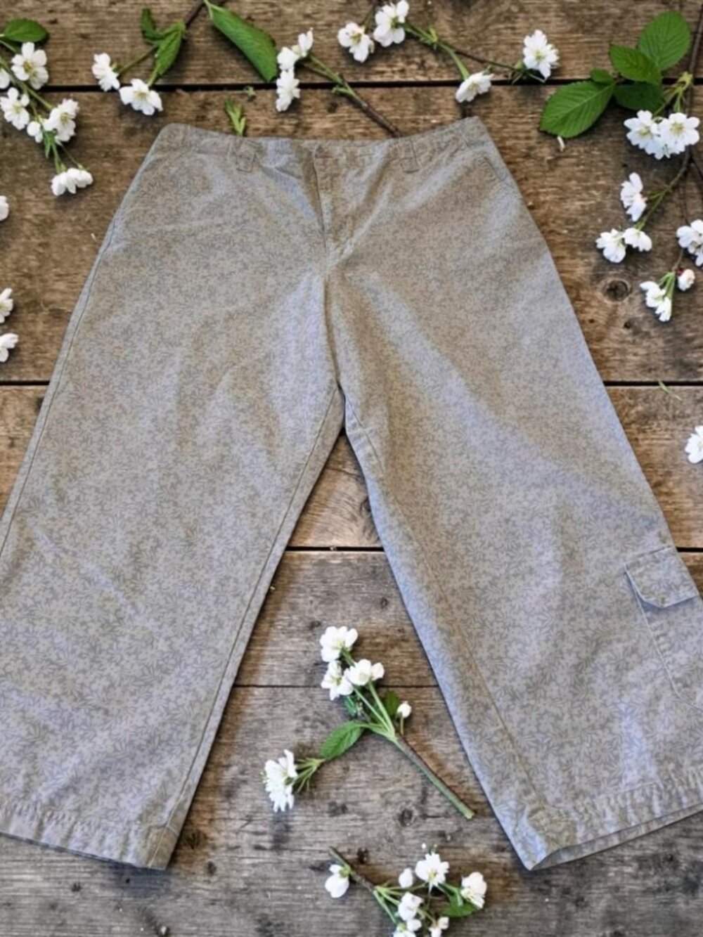 Lands' End Women's Capri Pants Size 12 White Blue Floral 100% Cotton Pockets